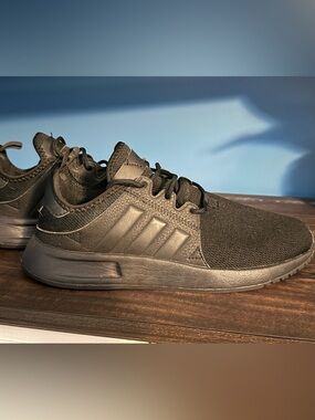 Black Adidas Athletic Sneakers - Classic Low-Top Design